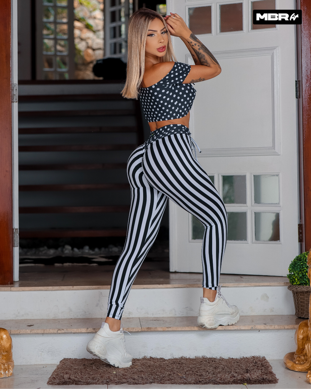 Blusa Branca Legging Preta Com Tenis Branco Cropped Legging Preta