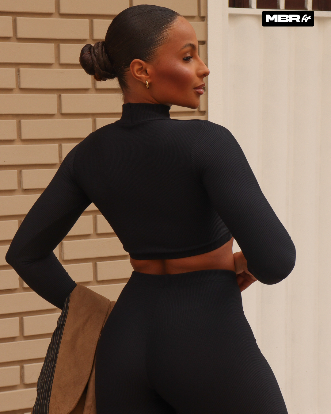 TOP CANELADO PRETO MANGAS