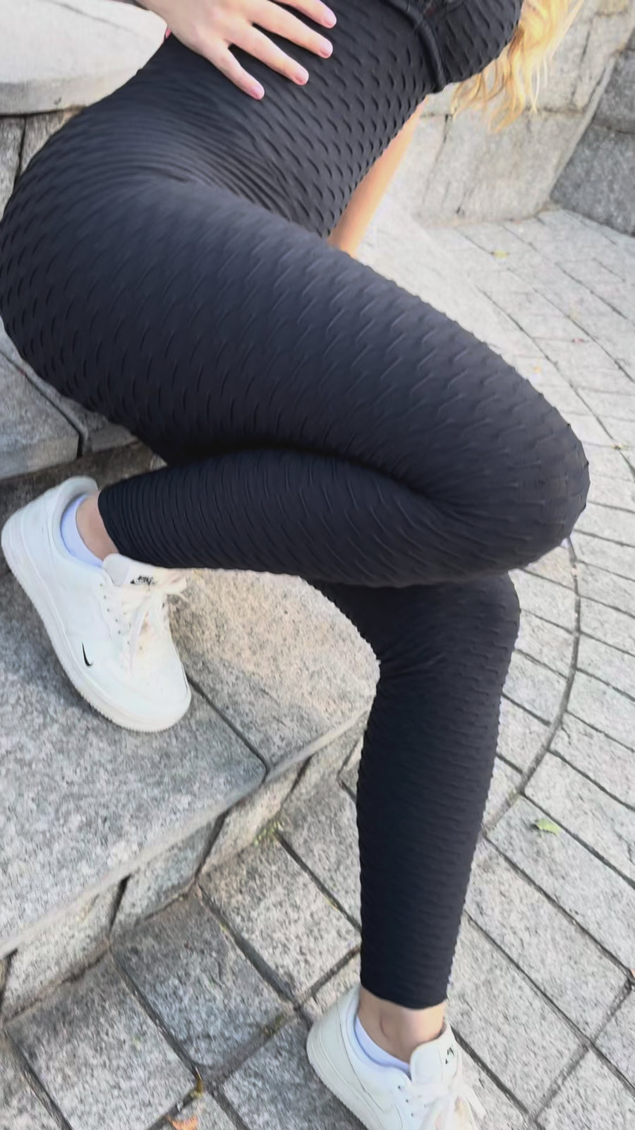 MACACÃO BROCADO PRETO ELÁSTICO ROSA (empina)